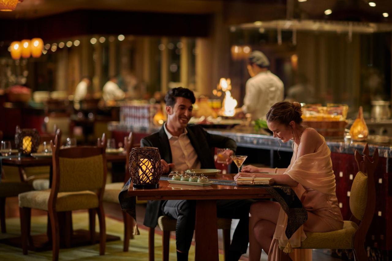 그랜드 하얏트 도하 호텔&빌라 외부 사진 A couple dining at the restaurant