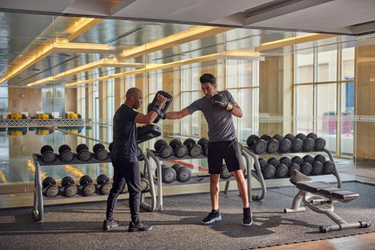 그랜드 하얏트 도하 호텔&빌라 외부 사진 Personal trainer with a client