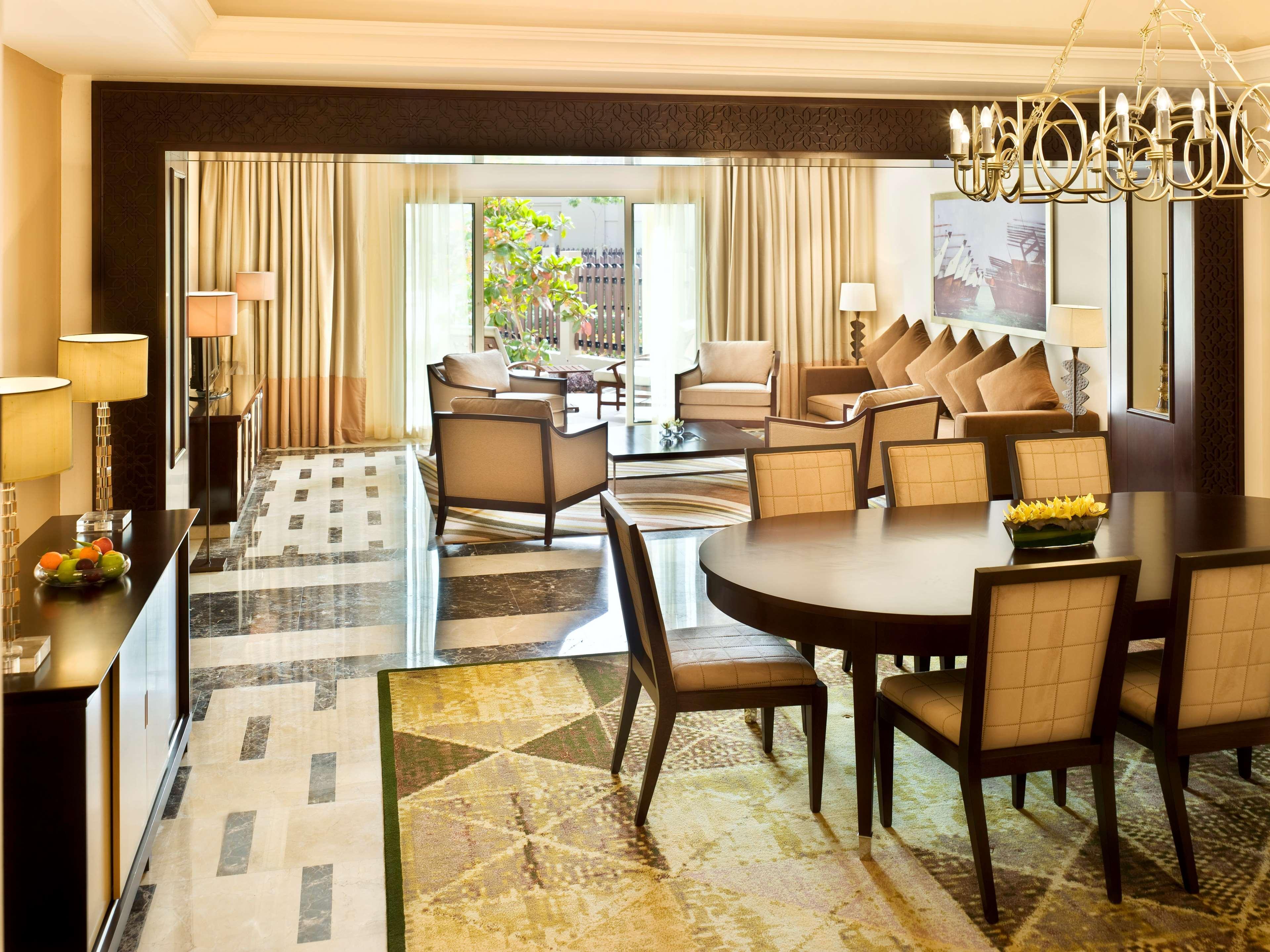 그랜드 하얏트 도하 호텔&빌라 외부 사진 A suite at the Ritz-Carlton, Dubai