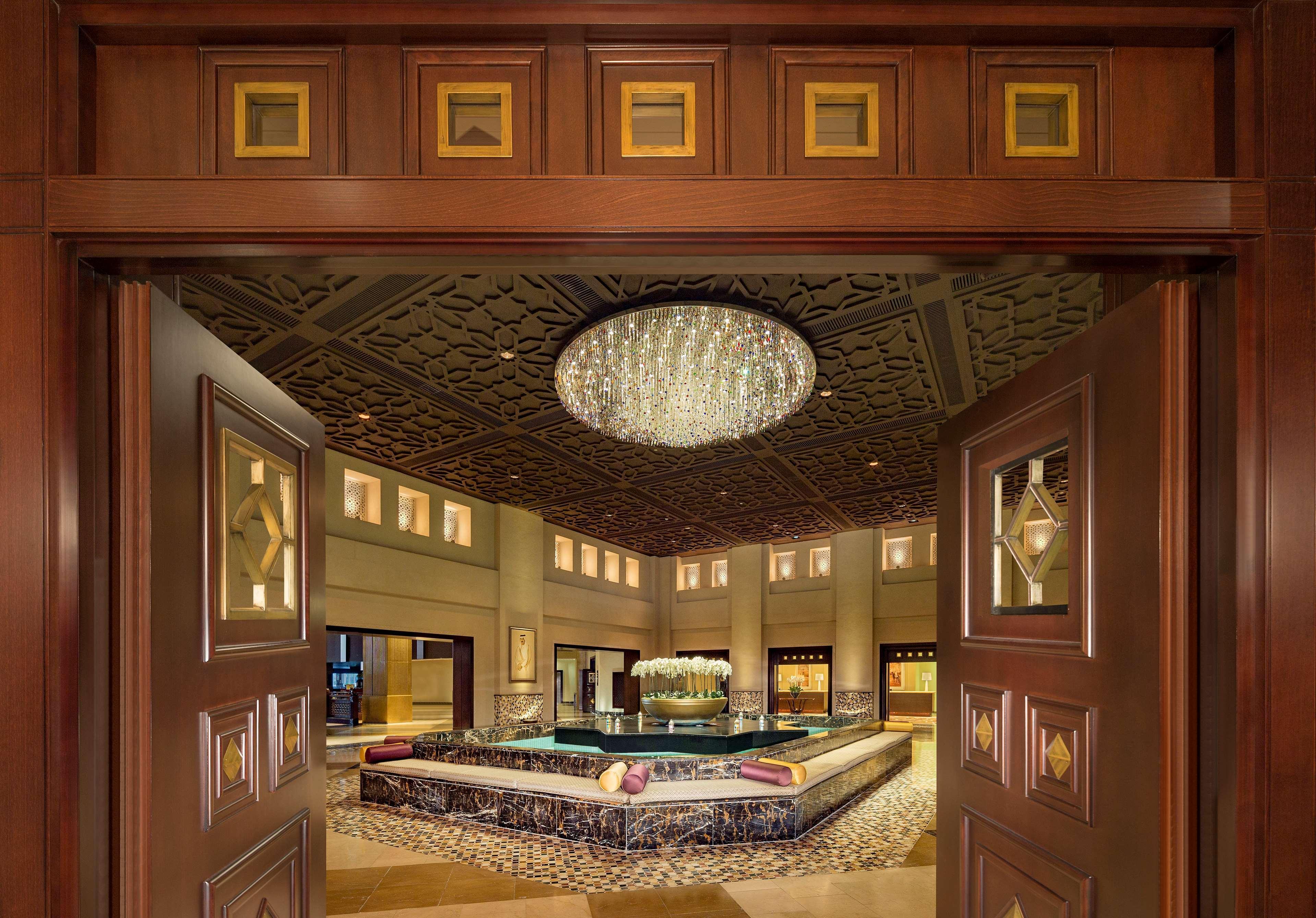 그랜드 하얏트 도하 호텔&빌라 외부 사진 The lobby of the Emirates Palace