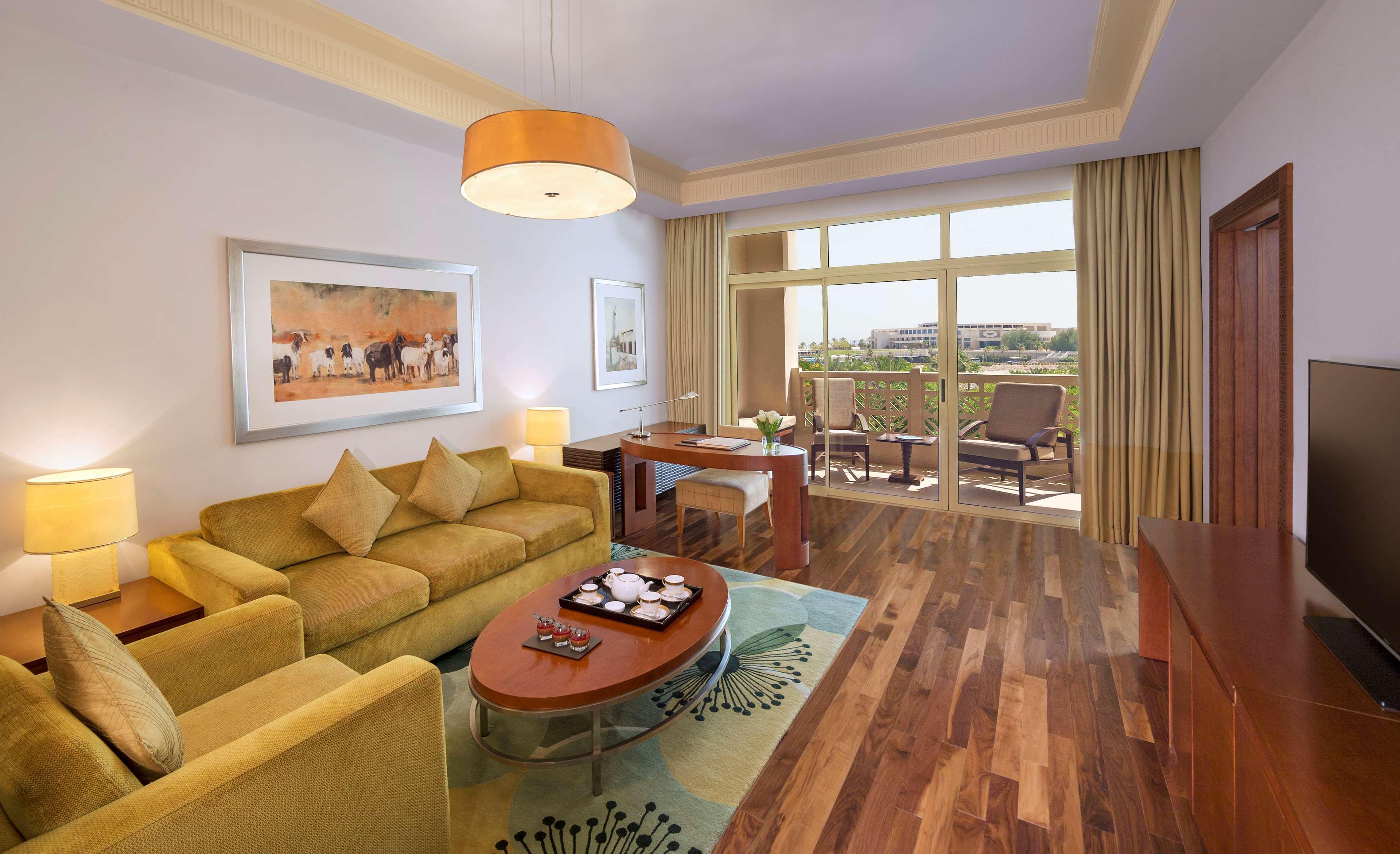 그랜드 하얏트 도하 호텔&빌라 외부 사진 A living room at the Jumeirah Emirates Towers Hotel