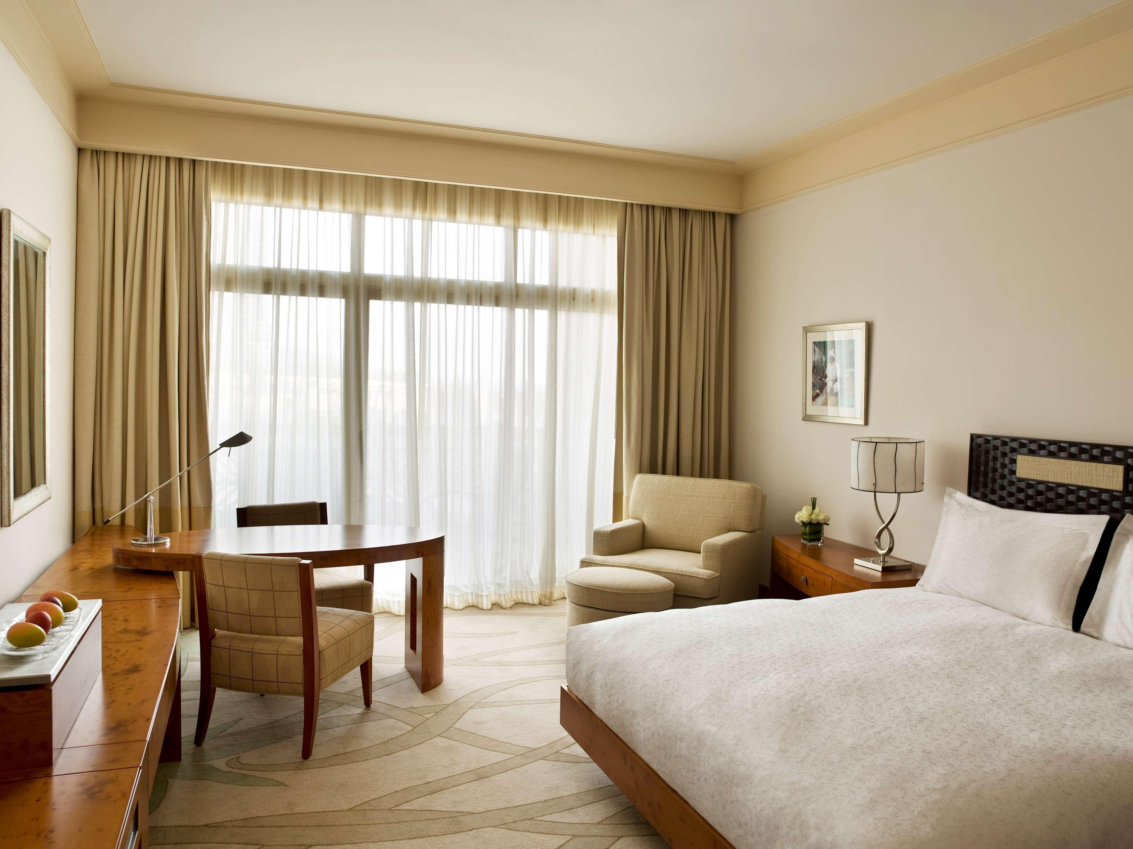 그랜드 하얏트 도하 호텔&빌라 외부 사진 A room at the Conrad Dubai