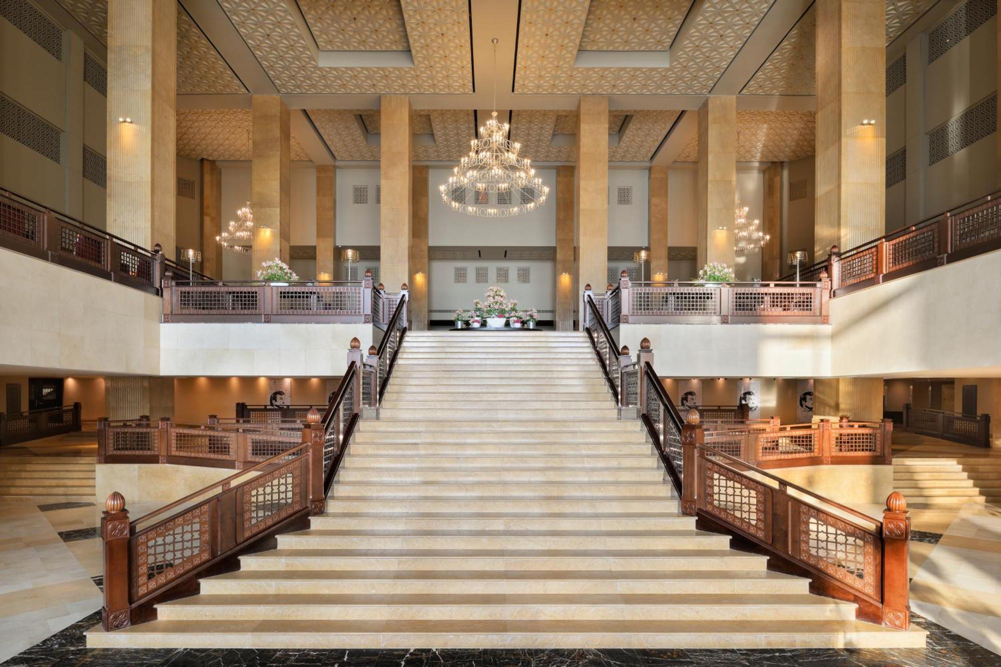 그랜드 하얏트 도하 호텔&빌라 외부 사진 The main staircase at the Ritz-Carlton, DIFC